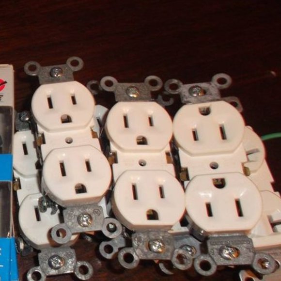 Leviton Grounding Outlet - Picture 3 of 3